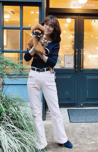 【ネイビー×薄ピンク】淡いピンクのパンツは、トップスとシューズをネイビーで引き締めてバランス良し（撮影／伊藤和幸）