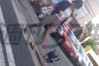  愛犬と散歩中の井上真央。ボストンテリアは飼主の意思や気分に敏感で、非常に繊細な面も持っているという