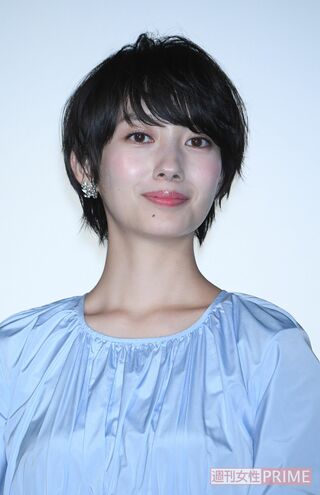 「いつでも、どんな患者でも絶対に受け入れる」という強い信念を持つ医師という役どころの波瑠。熱血刑事が当たり役だった『未解決の女 警視庁文書捜査官』（テレ朝系）など、“新・お仕事ドラマの女王”の呼び声も高い。