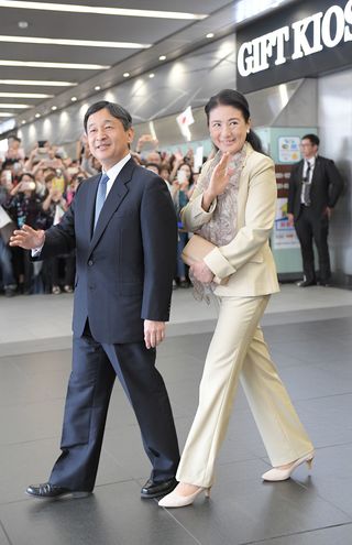 JR京都駅に到着された雅子さまは笑顔でお手ふりを（10月2日）