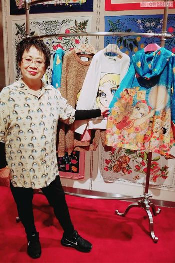 2018年、GUCCIの服の前で。発表されるや否や世界中で即、完売状態だったそう