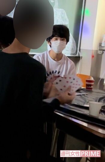 トランプを手に、カジノゲームを楽しまれる悠仁さま（来場者提供）