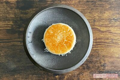 お皿にサラダのキャベツを盛り焼いた肉まんを置く