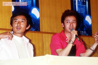 息子のいしだ壱成と並んで会見する石田純一