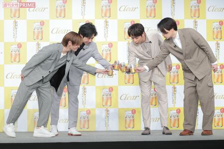 『クリアアサヒリニューアル新CM発表会』で乾杯する左から山田涼介、二宮和也、中丸雄一、菊池風磨