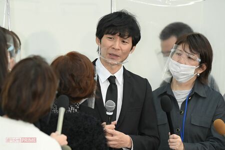 2020年12月3日、都内で行われた謝罪会見で苦しそうな顔をうかべる渡部建