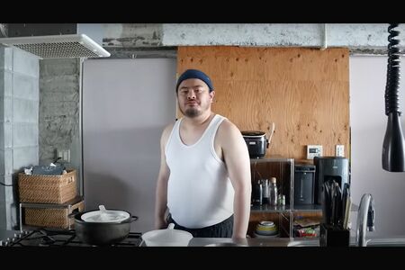 タンクトップ姿の鳥羽周作（鳥羽周作のシズるチャンネルより）