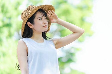 猛暑日の連続に熱中症が心配だが、日傘を利用するときには周囲にも注意を（写真はイメージです）