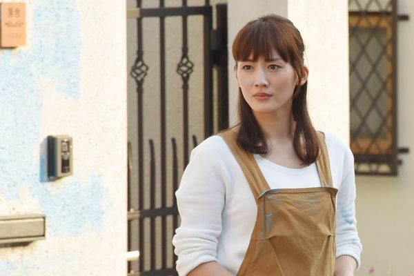 第2話で夏希がストーカー被害を受けていると知った菜美は──。(c)日本テレビ