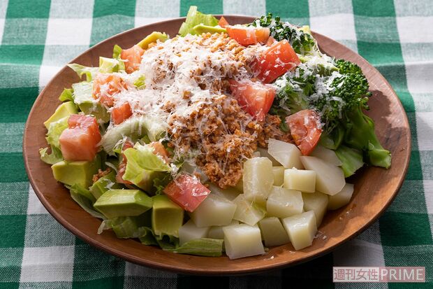 タコライス風サラダ　鶏肉のイミダペプチド、アボカドの葉酸で脳をいきいき！（撮影／廣瀬靖士）