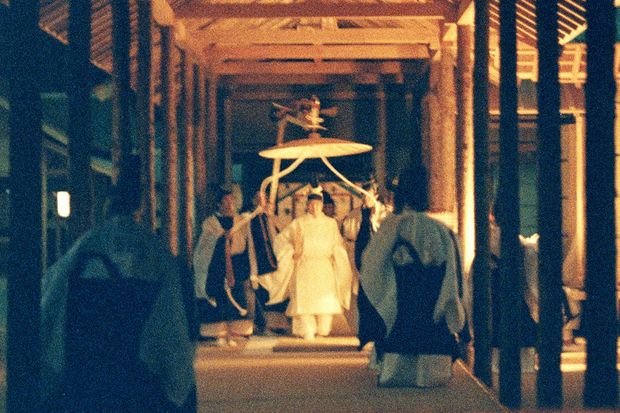 現在の天皇陛下が皇居で『大嘗祭』に臨まれた様子（'90年11月）