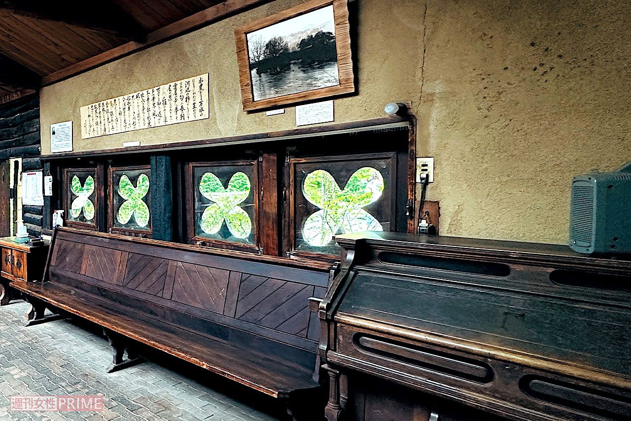 グズベリーハウスの窓のかわいさに感動　『60代 大人旅の愉しみと工夫』（主婦と生活社）より