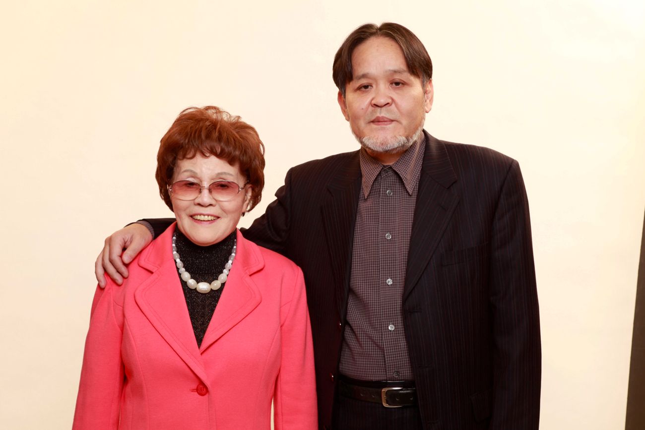 母の栗原すみ子さんと