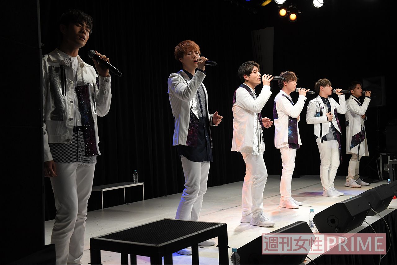 左からテフン、ルイ、ソル、サンウ、ウシク、ナロ　撮影／高梨俊浩