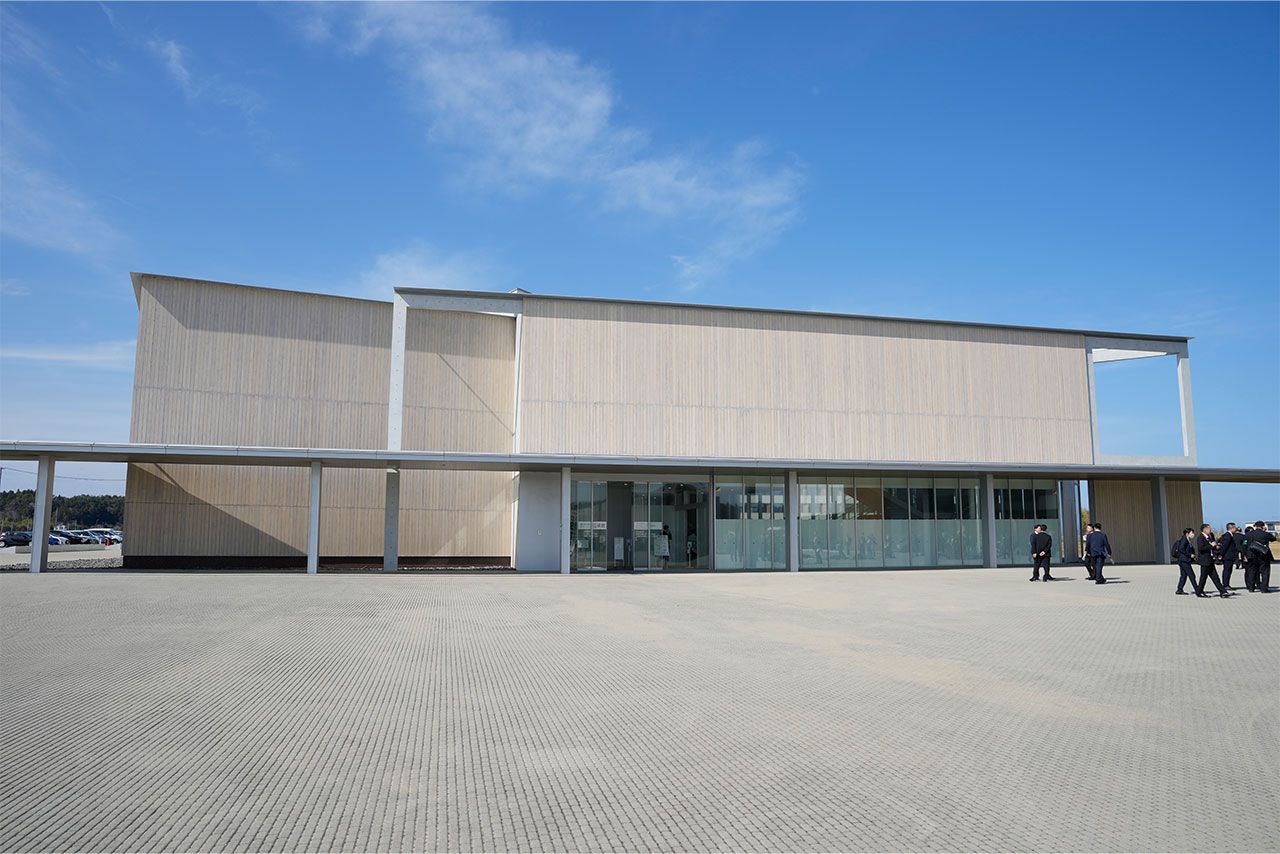 伝承館の建物から奉迎者との実際の距離感