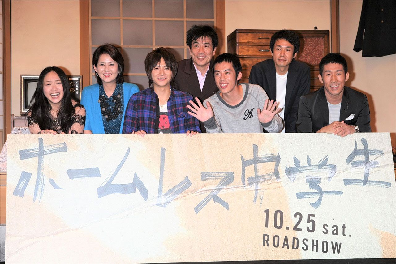 2008年、映画『ホームレス中学生』の出演者たちと。一番右端が田村裕