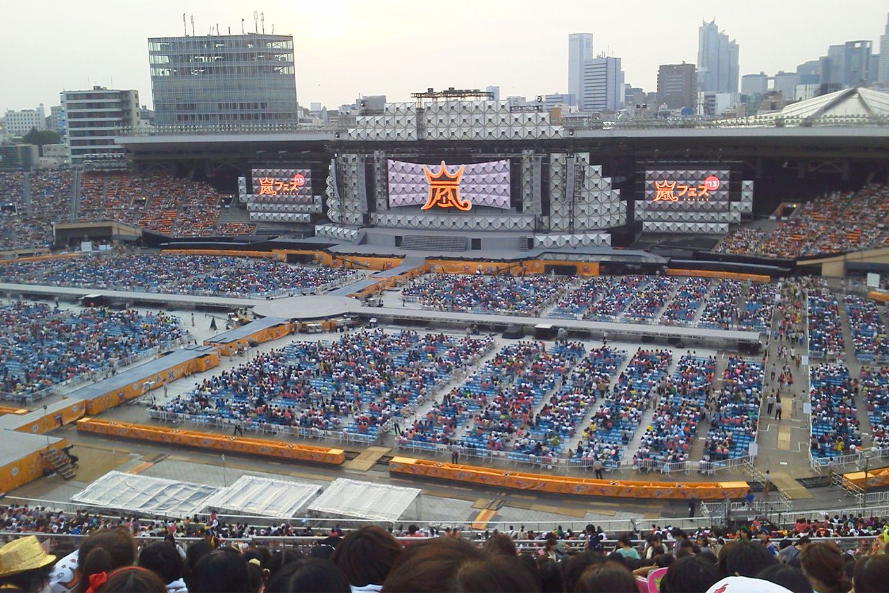 2013年、旧国立競技場で開催されたアラフェス。開演の数時間前からファンが