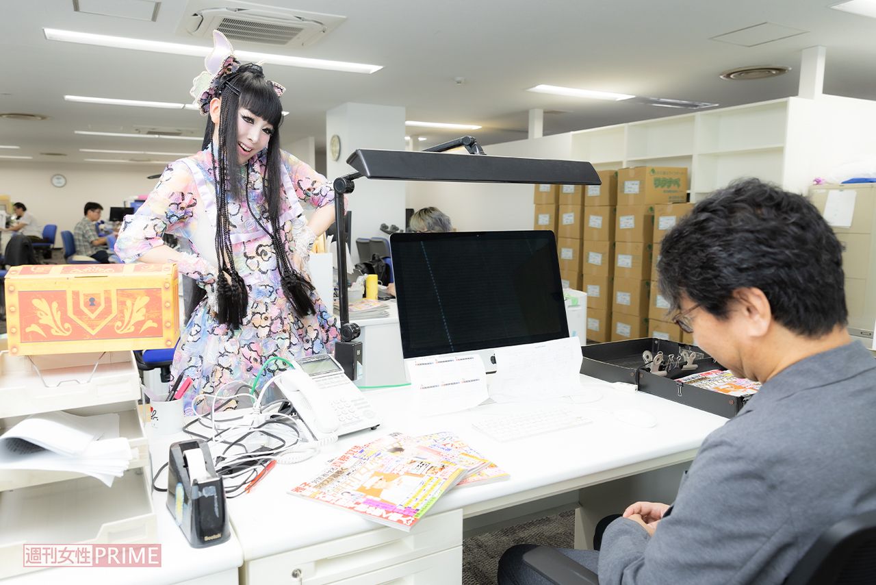 編集長に「スクープ」の入った宝箱を差し出す天功さん　撮影／矢島泰輔