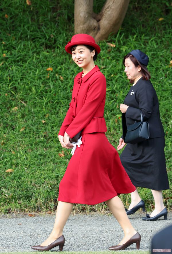 2025年に行われた秋の園遊会では、季節に合わせた真っ赤なセットアップ姿を披露。小物は茶色でまとめ、秋カラーで統一。深紅のお召し物でお出ましになった愛子さまとの姉妹のような“おそろいコーデ”も話題に