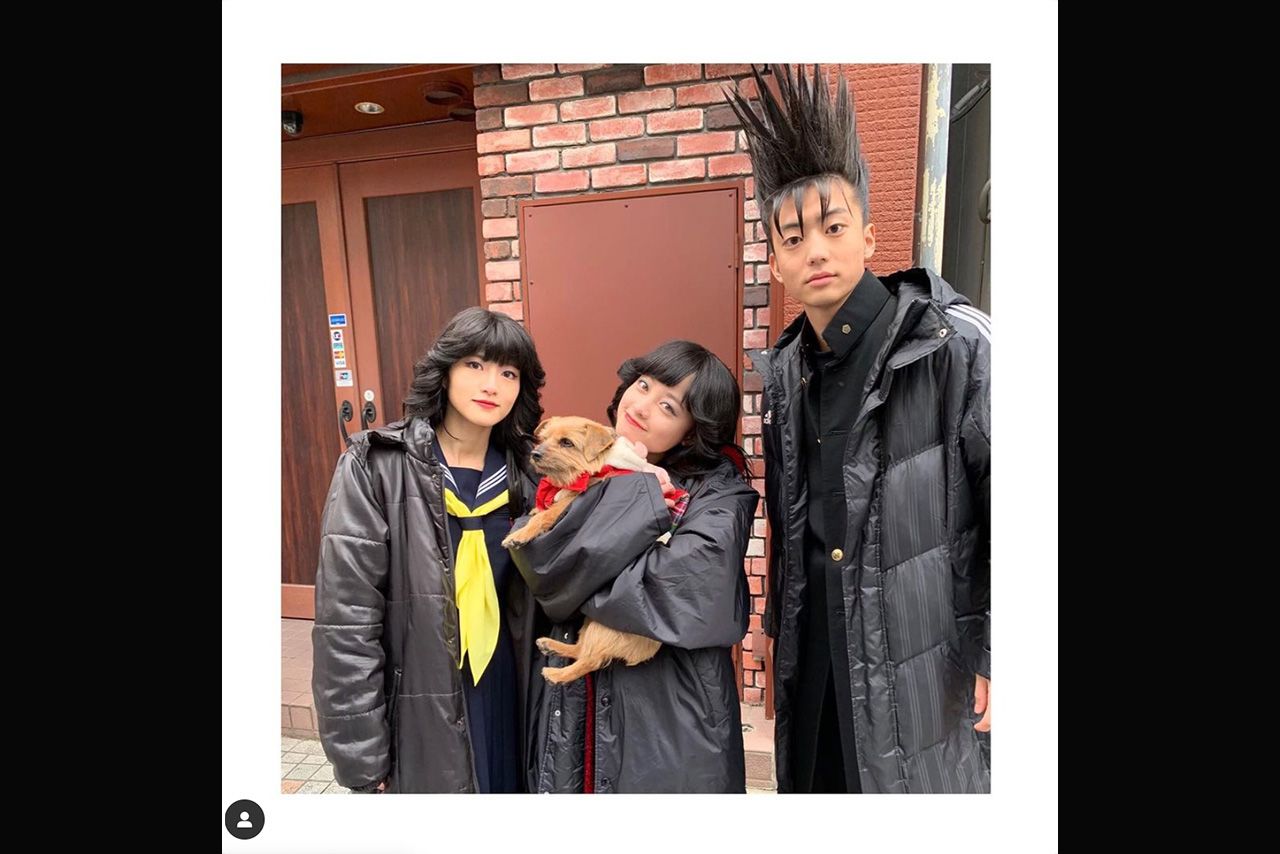 『今日から俺は‼︎』の衣装を着て橋本環奈と伊藤健太郎と一緒に（若月佑美のインスタグラムより）