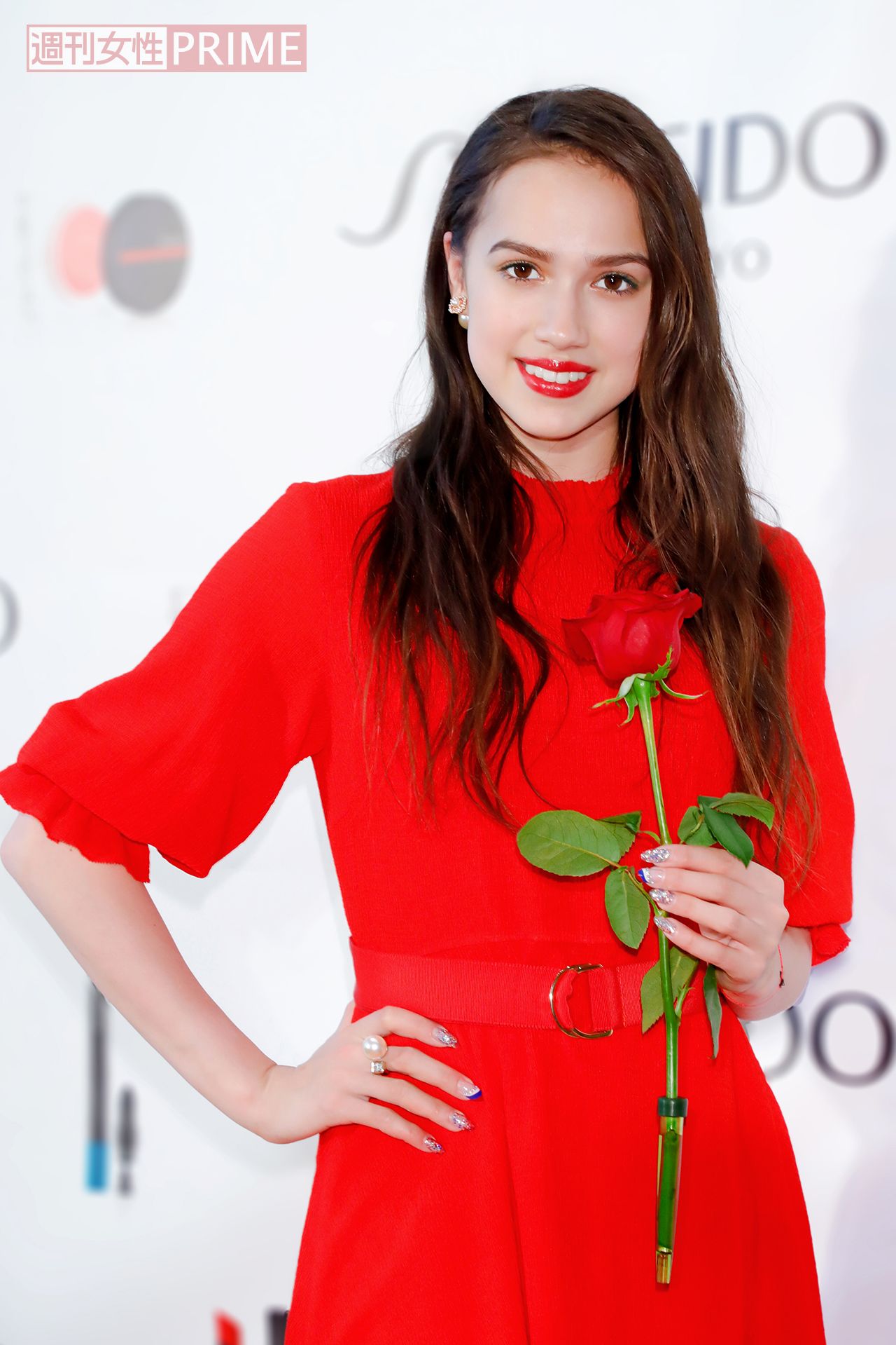 資生堂の社員200人以上に出迎えられ「優勝できたのは、みなさんのお力があったから」とニッコリ　撮影／佐藤靖彦