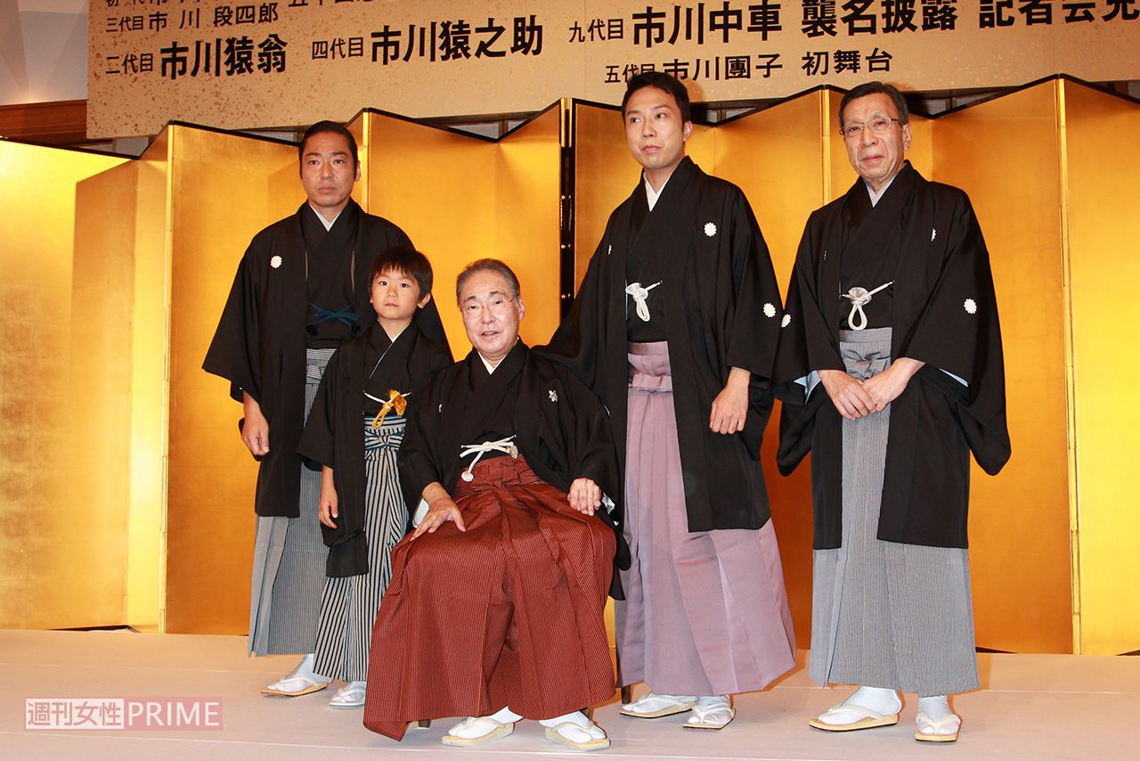'11年の襲名会見。左から香川照之、市川團子、市川猿翁さん、四代目猿之助、市川段四郎さん