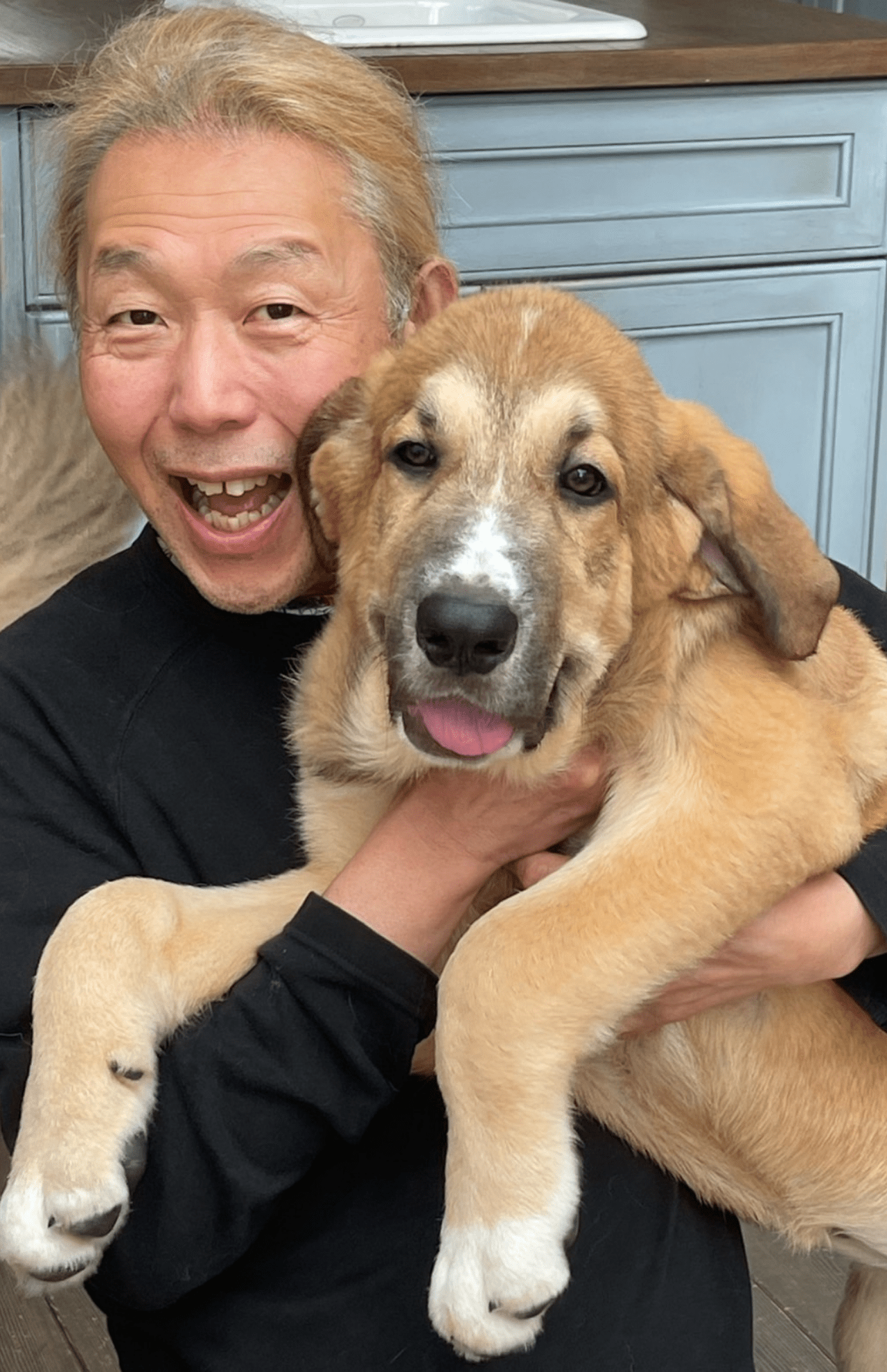 犬を抱く假屋崎省吾