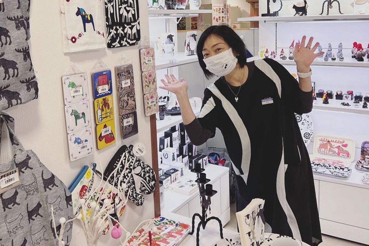 ガラスデザイナーとして手がけたものや、百貨店での北欧雑貨のポップアップショップなど幅広く活躍（本人のInstagramより）