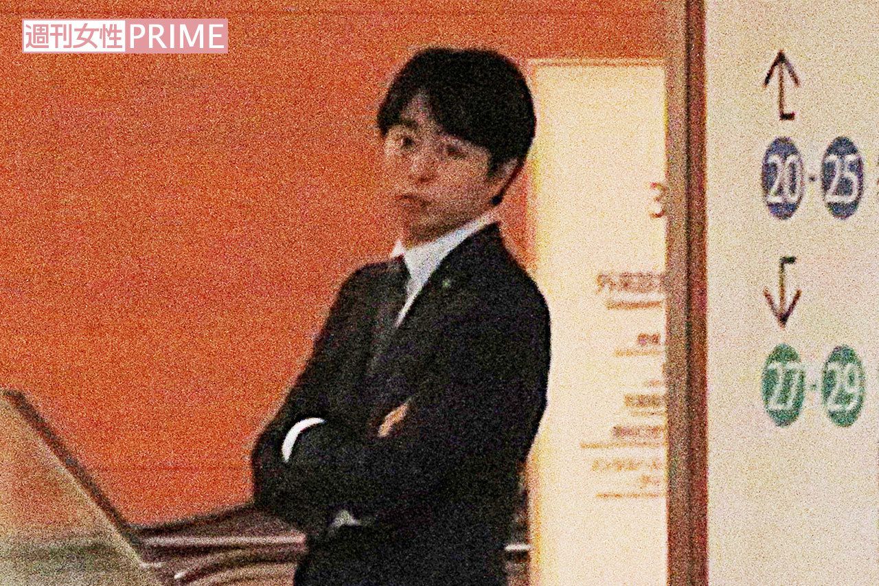 新ドラマの撮影中は、カットがかかるたびに腕を組みながら映像チェックを待っていた（'17年）