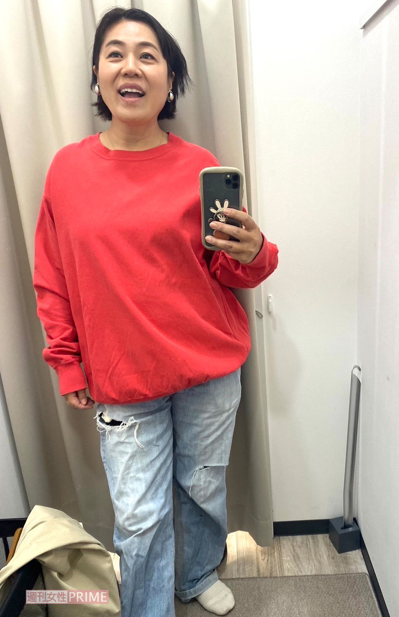 リサイクルショップ「トレジャーファクトリー」で赤いトレーナーの古着を購入。娘さんと兼用。1500円　写真提供／青木さやか