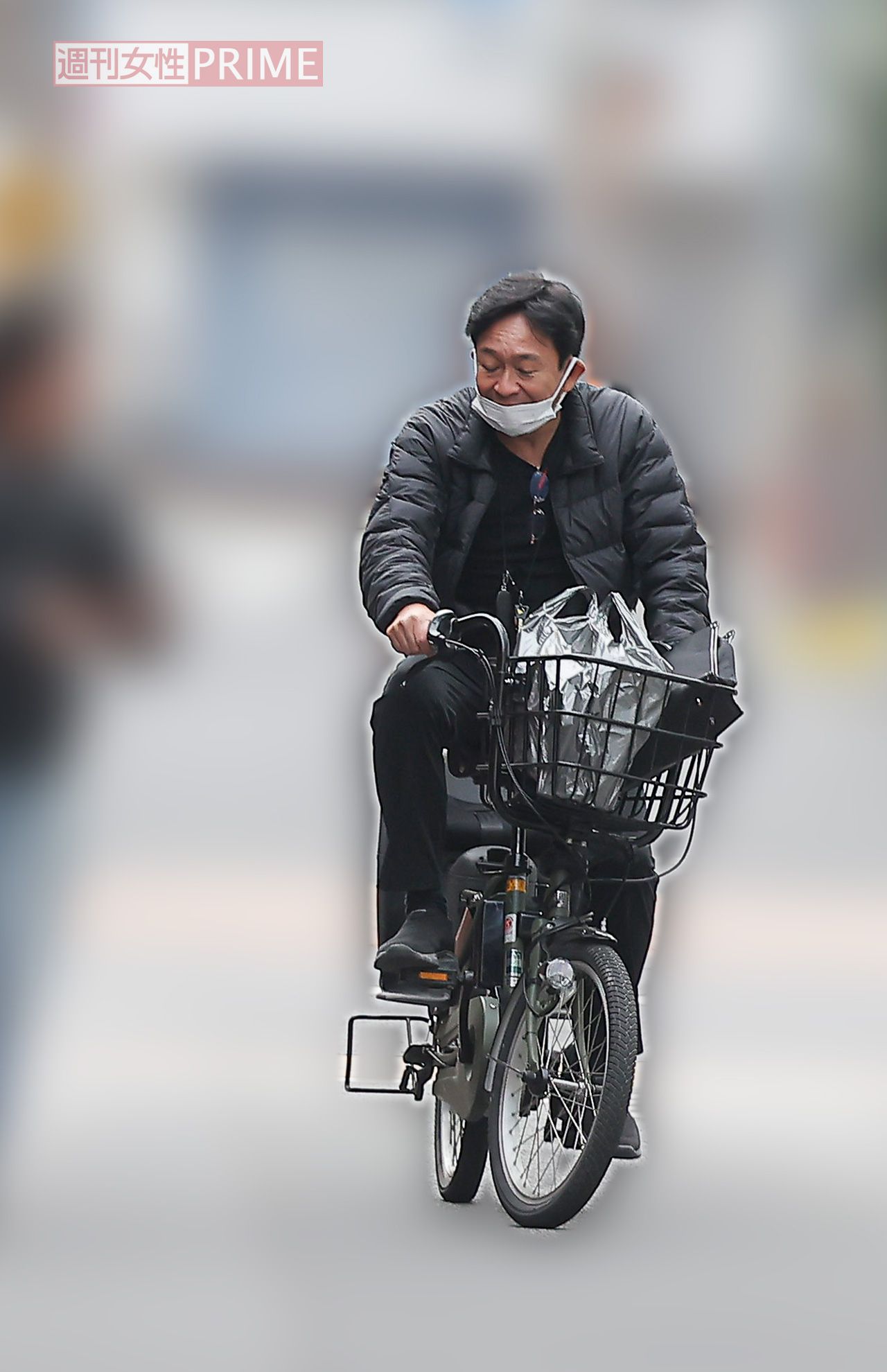 2025年12月、記者が声を掛けると、自転車のスピードを落として応じてくれた城島茂