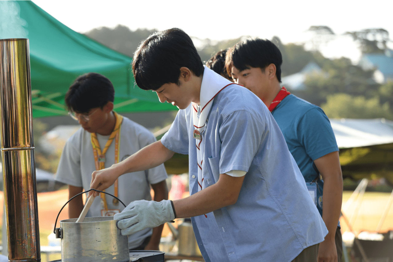 広島県・神石高原町のキャンプ場で朝食作りを体験する悠仁さま（2026年8月8日）