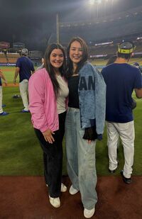 地区優勝後にアニサさんとツーショットを撮影した真美子夫人（アニサ・エルリンダ・ガルシアXより）