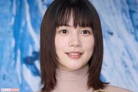 のん、映画イベントで披露した“茶色の謎衣装”が「ストッキング丸めた？」奇抜ファッションにツッコミ殺到