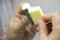 【知って楽しい雑学】ガンコなお風呂の水垢を簡単に落とす方法は？洗剤いらずの100均アイテムが超便利説