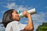 【大阪府八尾市】小学校遠足でお茶の購入を認められなかった小1児童が熱中症で緊急搬送、両親の訴えに学校…