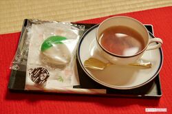 和紅茶「いやひめ」と地元の銘菓「ながまし」（ティータイムは2月26日で終了）撮影／山田智絵