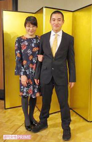 卒業式後の謝恩会にて。後輩のお世話ができるほど成長した勇太君と腕を組んで