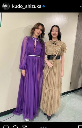 昨年の紅白でのシースルードレス。共演の娘・Cocomiより攻めてる、イケイケママ！