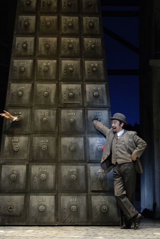 劇団四季時代の石丸。『壁抜け男－恋するモンマルトル』　撮影／山之上雅信