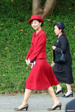 2025年に行われた秋の園遊会では、季節に合わせた真っ赤なセットアップ姿を披露。小物は茶色でまとめ、秋カラーで統一。深紅のお召し物でお出ましになった愛子さまとの姉妹のような“おそろいコーデ”も話題に