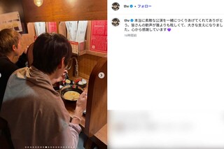 ラーメン店で食事をするBTSのV（公式インスタグラムより）