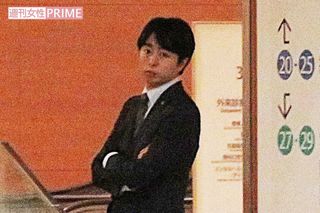 新ドラマの撮影中は、カットがかかるたびに腕を組みながら映像チェックを待っていた（'17年）