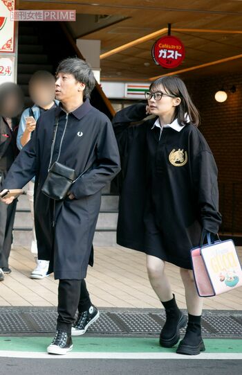 10月28日、蓬莱が演出した舞台を観劇後、劇場から出てきた伊藤沙莉と蓬莱竜太。伊藤はハイブランドの服とバッグを身に着けてキメている