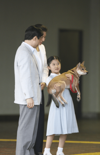 '09年8月、那須の御用邸にてご静養。順調に成長していった由莉を愛子さまが抱えられる、愛子さま7歳、由莉0歳（撮影／JMPA）