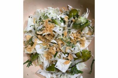 しそとキャベツたっぷりのサラダ。白髪ねぎと天かすもプラス。山椒のお酢漬けをドレッシングに（本人提供）