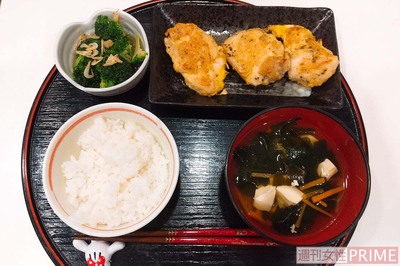 木曜日のメニュー例　●鶏胸肉のピカタ ●ブロッコリーと桜エビのレンジ煮 ●わかめと豆腐の和風スープ ●ご飯