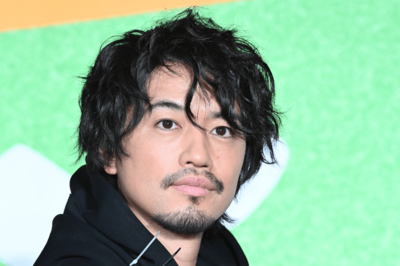 斎藤工がまたもイメチェンで話題!「オーラありすぎ」「アルピー平子かと思った」“眉毛全剃り”から正統派…