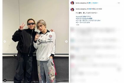 ソロライブ完走を報告した中島健人、右はYOASOBIのAyase（中島健人のインスタグラムより）