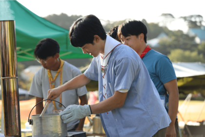 広島県・神石高原町のキャンプ場で朝食作りを体験する悠仁さま（2026年8月8日）